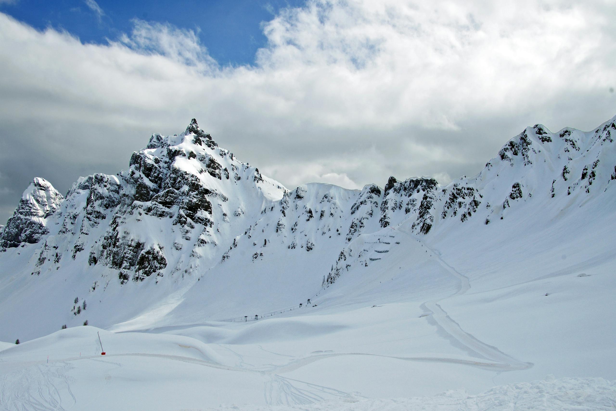 Breathtaking snowy mountain with clear skies, ideal for winter sports and adventure.